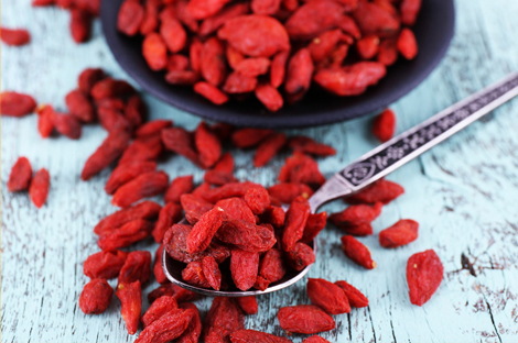 goji v misce a na lžičce